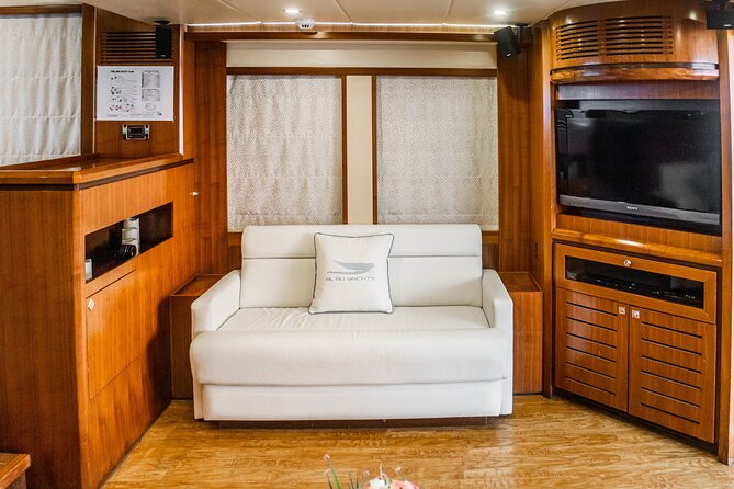 Sunset escape on Bluemoon 64ft from Dubai Marina to Atlantis - Life onboard: drinks, snacks, fishing, and comfort